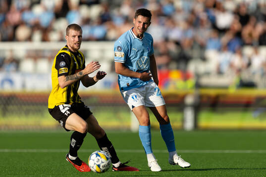 Häckens Simon Gustafson och Malmö FFs Lasse Berg Johnsen