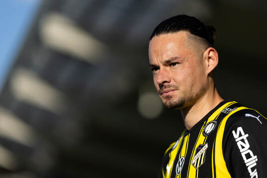 Häckens Amor Layouni innan fotbollsmatchen i Allsvenskan