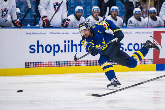 Erik Karlsson of Sweden scores the 2-1 goal