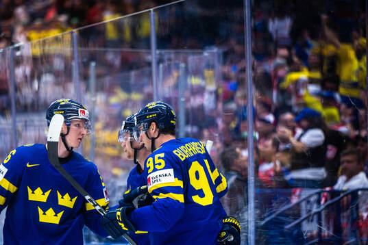 André Burakovsky celebrate with Rasmus Dahlin and Lucas