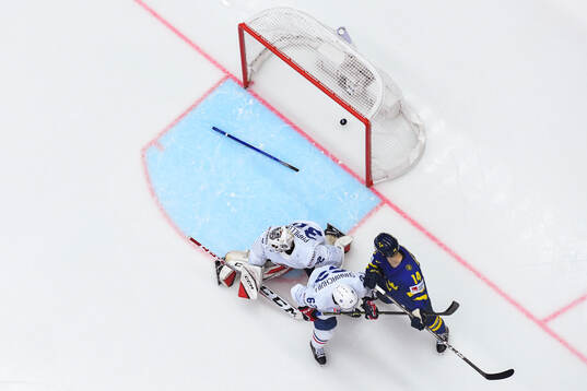 Joel Eriksson Ek sees Erik Karlsson of Sweden (not