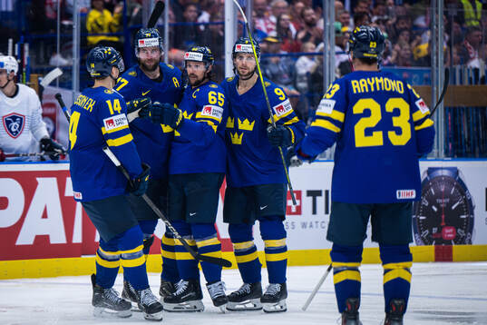 Erik Karlsson celebrate the 2-1 goal with Joel Eriksson Ek,