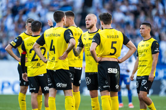 Mjällbys Adam Ståhl med lagkamrater
