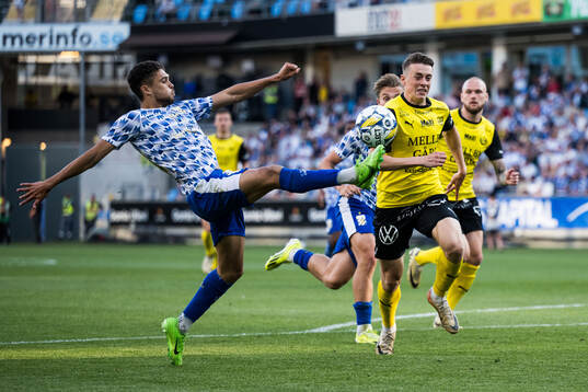 IFK Göteborgs Thomas Santos och Mjällbys Elliot Stroud