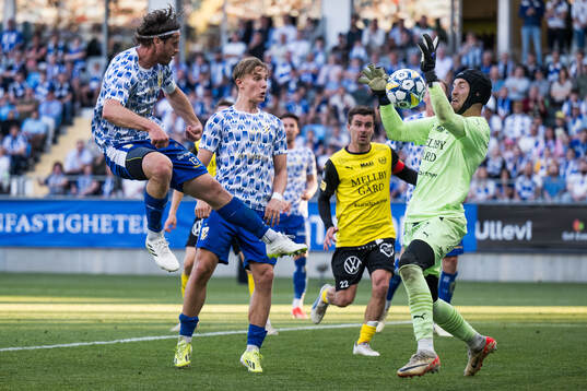 IFK Göteborgs Gustav Svensson och Mjällbys målvakt Noel