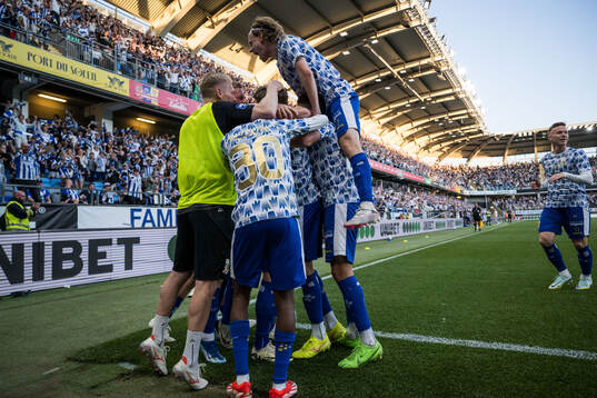IFK Göteborgs Oscar Pettersson jublar med lagkamrater