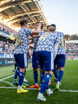 IFK Göteborgs Gustaf Norlin jublar med Kolbeinn Thordarson