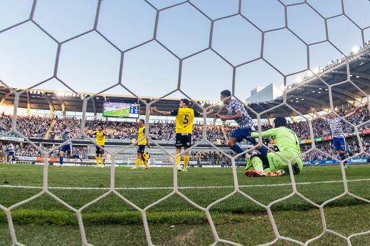IFK Göteborgs Thomas Santos och Sebastian Ohlsson jublar