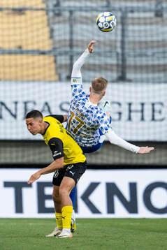 Mjällbys Nicklas Røjkjær och IFK Göteborgs Oscar Wendt