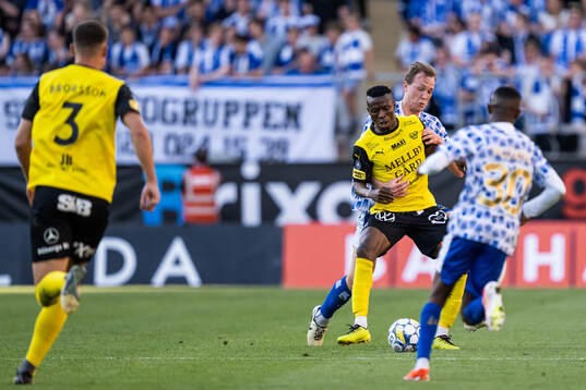 Mjällbys Silas Nwankwo och IFK Göteborgs Adam Carlén