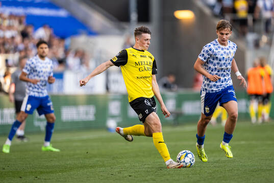 Mjällbys Elliot Stroud och IFK Göteborgs Linus Carlstrand