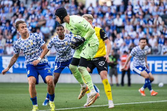 IFK Göteborgs Linus Carlstrand och Mjällbys målvakt Noel