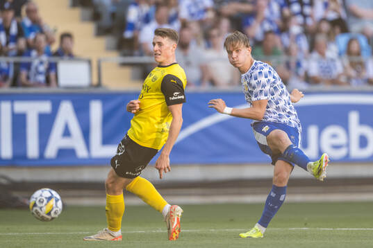 Mjällbys Elliot Stroud och IFK Göteborgs Linus Carlstrand