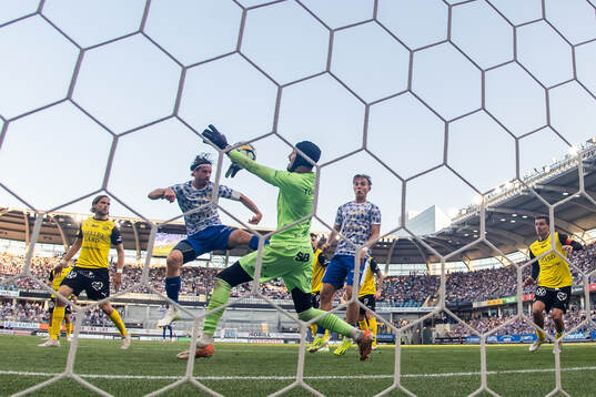 IFK Göteborgs Gustav Svensson och Mjällbys målvakt Noel