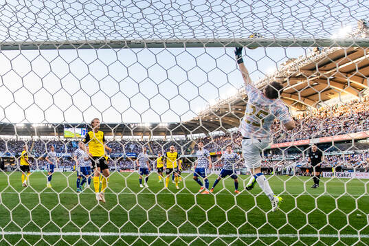 IFK Göteborgs målvakt Elis Bishesari med en räddning