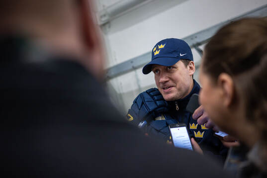 Head coach Sam Hallam of Sweden speaks with members of the