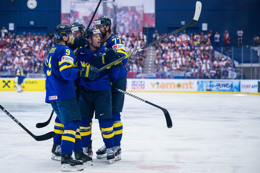 Adrian Kempe, Rasmus Dahlin, Victor Hedman and Lucas