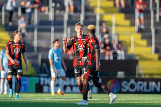 Östersunds Albin Sporrong  jublar med Östersunds Assiedou