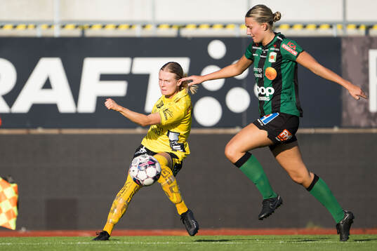 Elfsborgs Hanna Jiozon och Varbergs BoISs Molly Qvarford