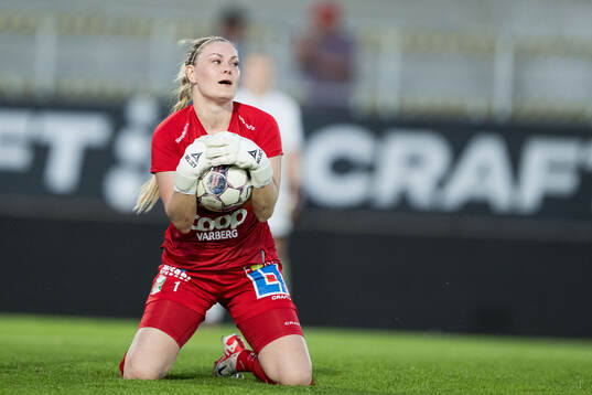Varbergs BoISs målvakt Linnea Nilsson jublar