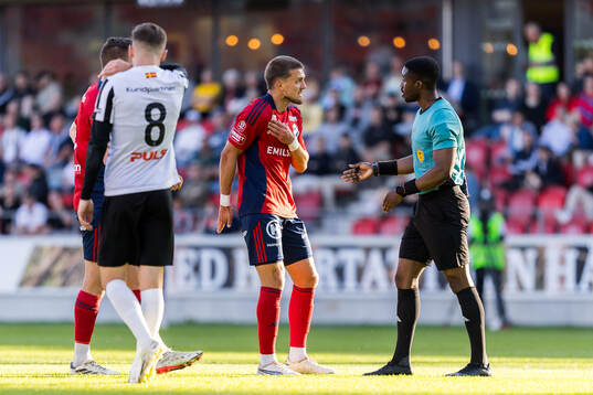 Östers Ivan Kricak reagerar mot Domare Fredrik Oppong