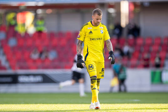 Östers målvakt Robin Wallinder deppar