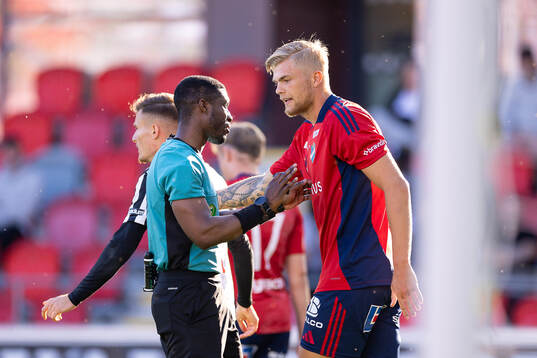 Domare Fredrik Oppong och Östers Mattis Adolfsson