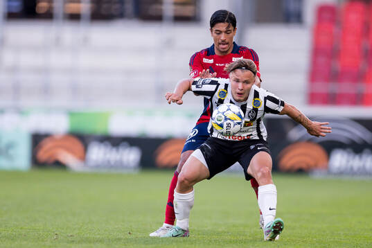 Östers Lukas Bergquist och Landskronas Vincent Sundberg