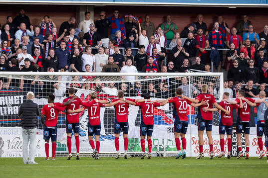 Östers spelare jublar framför supportrar