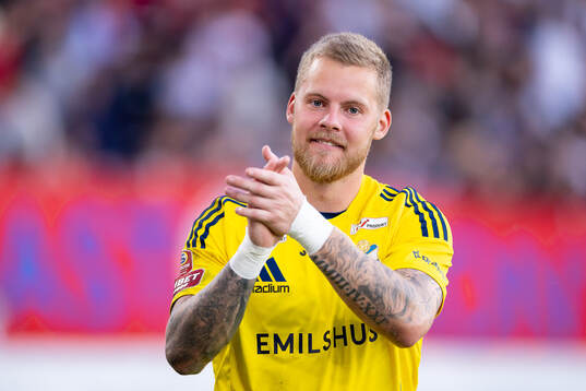 Östers målvakt Robin Wallinder jublar