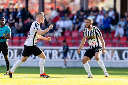 Landskronas David Edvardsson och Filip Sachpekidis jublar