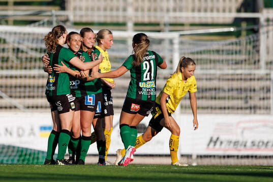 Varbergs BoISs Ellen Heurlin jublar med laget
