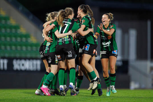 Varbergs BoISs spelare jublar
