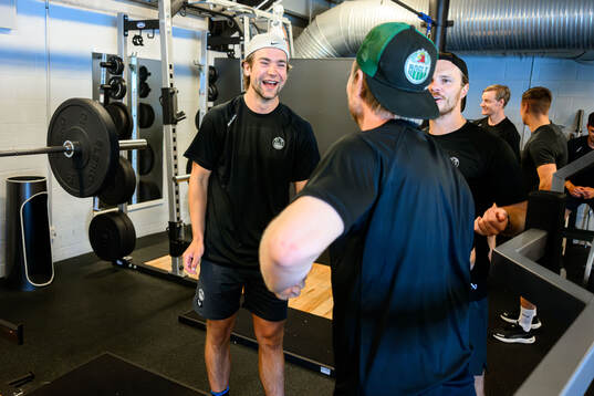 Lucas Ekeståhl-Jonsson och målvakt Christoffer Rifalk
