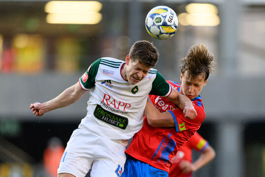 Skövde AIKs Žiga Ovsenek och Helsingborgs Lukas Kjellnäs