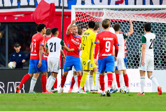 Helsingborgs Dennis Olsson reagerar mot Skövde AIKs Adrian