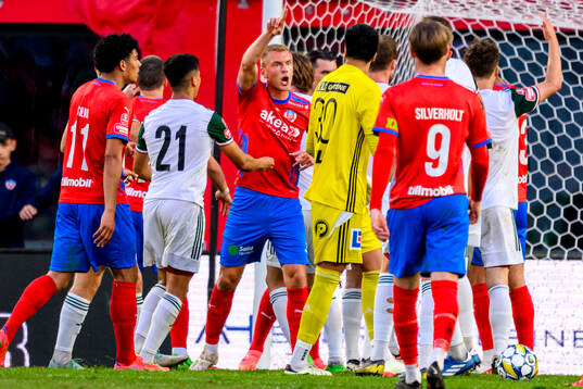 Helsingborgs Dennis Olsson reagerar mot Skövde AIKs spelare