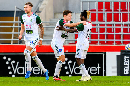 Skövde AIKs Mamudu Moro jublar med lagkamrater