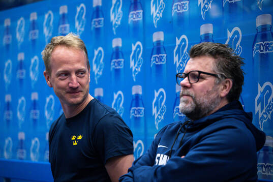 Doctor Jonas Kalman and equipment manager Håkan Olofsson