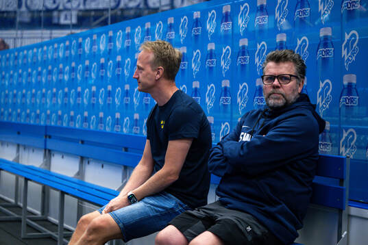 Doctor Jonas Kalman and equipment manager Håkan Olofsson