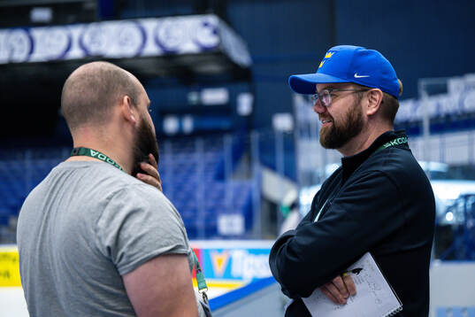 Media manager Gustaf Douhan and media officer Linus