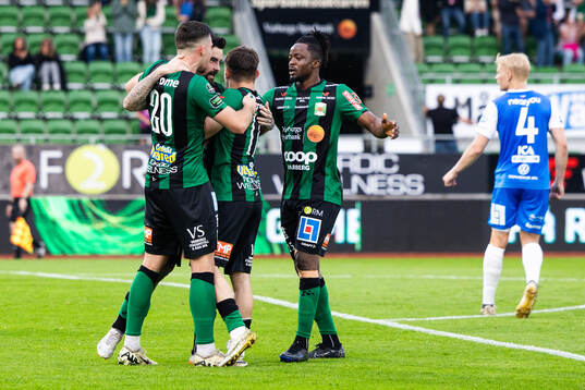 Varbergs Diego Montiel jublar med lagkamrater