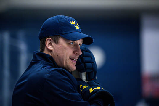 Head coach Sam Hallam of Sweden at a practice session