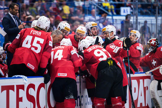 Assistant coach Tommy Albelin and players of Switzerland