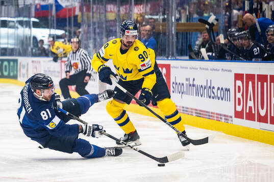 Liro Pakarinen of Finland and Marcus Johansson of Sweden