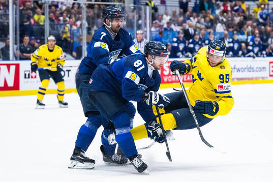 Liro Pakarinen of Finland and André Burakovsky of Sweden