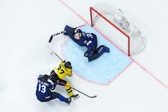 Isac Lundeström of Sweden against Jesse Puljujärvi and