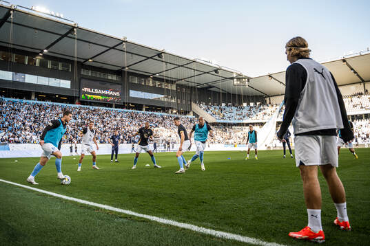 Malmö FFs Gabriel Busanello med lagkamrater