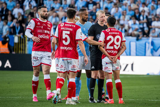Domare Adam Ladebäck och Kalmars Romario Pereira Sipiao