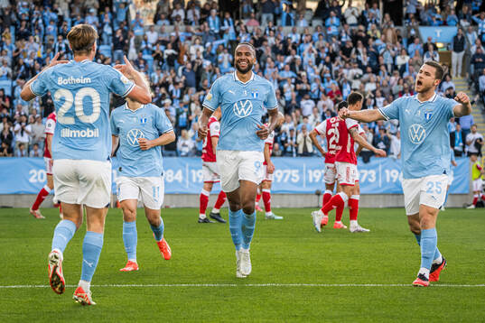 Malmö FFs Isaac Kiese Thelin och Gabriel Busanello jublar